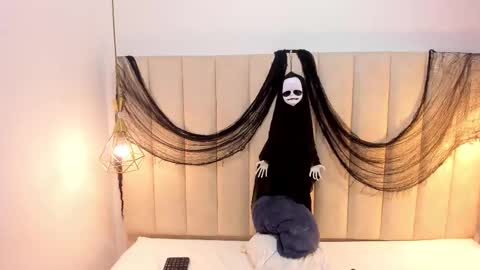 scarlethill_ online show from October 22, 2025, 3:23 pm