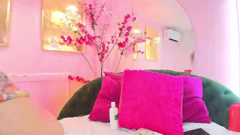 SCARLETTE online show from February 18, 2026, 7:43 pm