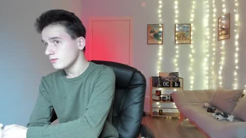 Snapshot of scooby_r chatting on December 17, 2024, 5:18 am Thomas brunette and Alex blond online show from December 17, 2024, 5:18 am