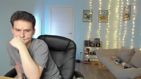 Snapshot of scooby_r chatting on December 21, 2024, 12:27 pm Thomas brunette and Alex blond online show from December 21, 2024, 12:27 pm