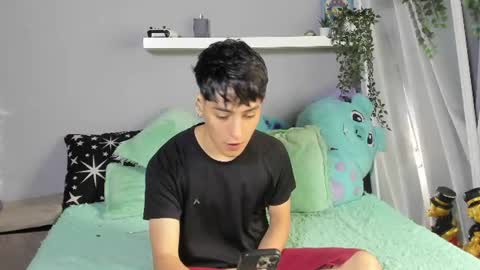 Snapshot of sebas_rosse chatting on June 12, 2026, 1:43 pm sebastian online show from June 12, 2026, 1:43 pm