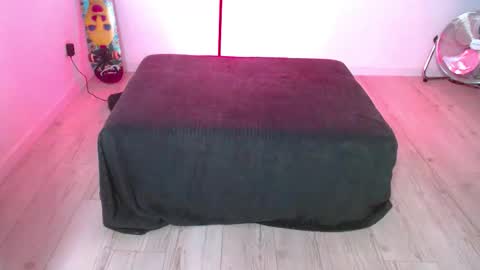 May online show from September 25, 2025, 8:51 am