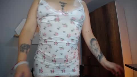 Yeyis  online show from February 24, 2025, 1:46 am