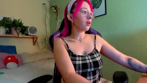 Yeyis  online show from November 16, 2025, 3:17 pm