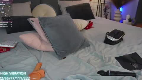 Selena Lily online show from March 10, 2025, 5:33 am