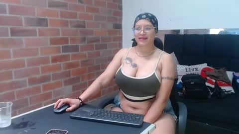 Snapshot of selena_tits_ chatting on May 29, 2026, 4:49 pm Selena online show from May 29, 2026, 4:49 pm