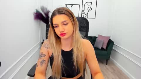 selenaemoore online show from October 3, 2025, 3:36 am