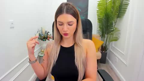 Snapshot of selenaemoore chatting on November 14, 2025, 7:45 pm selenaemoore online show from November 14, 2025, 7:45 pm