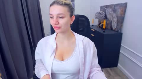 Snapshot of selenaemoore chatting on May 23, 2026, 3:45 am selenaemoore online show from May 23, 2026, 3:45 am