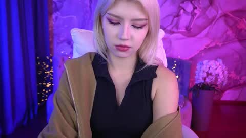 selenairis online show from October 11, 2025, 7:40 am