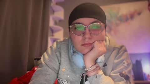 Selene online show from March 7, 2025, 6:11 pm