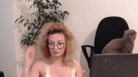 Snapshot of selenna_emma843468 chatting on November 21, 2025, 2:16 pm Selenna online show from November 21, 2025, 2:16 pm