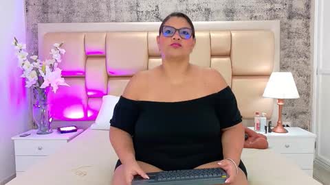 Selenna Cooper online show from December 1, 2025, 11:48 am