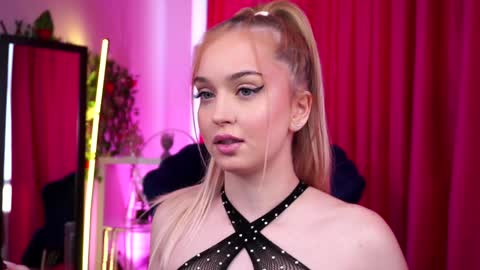 Snapshot of seraphicsin chatting on December 19, 2024, 8:45 am Seraphine online show from December 19, 2024, 8:45 am