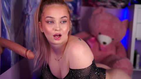 Snapshot of seraphicsin chatting on February 15, 2025, 10:22 am Seraphine online show from February 15, 2025, 10:22 am