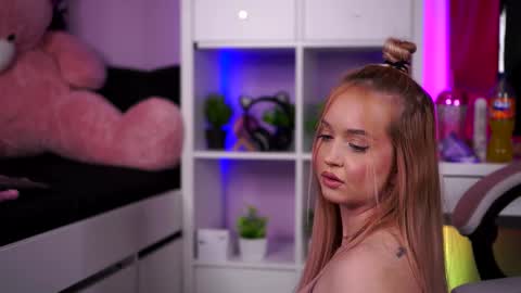 Snapshot of seraphicsin chatting on February 17, 2025, 11:44 am Seraphine online show from February 17, 2025, 11:44 am