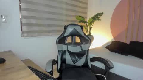 seraphine_lark online show from February 2, 2026, 7:01 pm