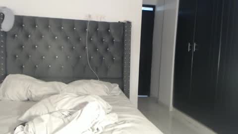 sararoussee online show from December 15, 2024, 2:41 am