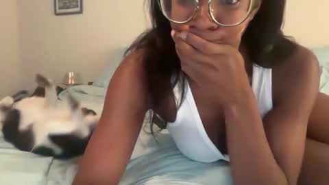 Serenity Bee   online show from December 16, 2025, 11:10 pm