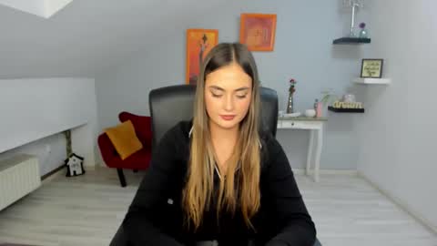 serenlys online show from November 4, 2025, 9:03 pm