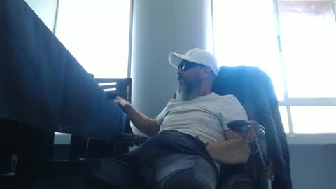 hetero serio discreto online show from September 15, 2025, 9:04 pm