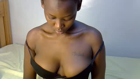 sexxyvee224 online show from October 18, 2025, 7:25 pm