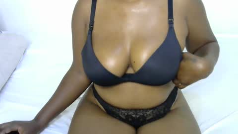 Snapshot of sexy_curvy2 chatting on October 6, 2025, 1:25 am bubble online show from October 6, 2025, 1:25 am