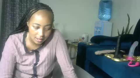 Snapshot of sexy_pigeon chatting on April 28, 2026, 12:42 am sexy pigeon online show from April 28, 2026, 12:42 am