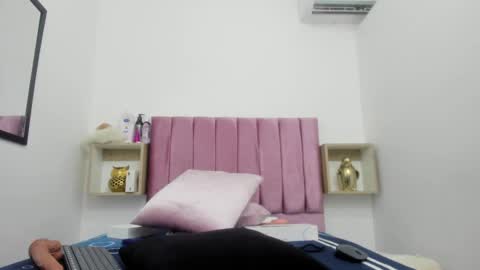 sexybrown_2005 online show from December 23, 2024, 5:49 am
