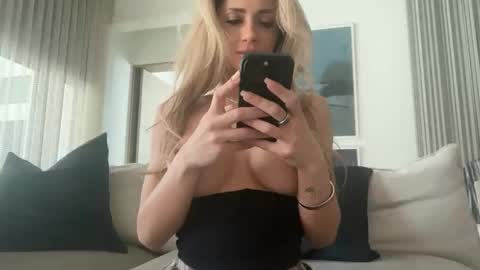 Snapshot of sexylexy1111 chatting on October 18, 2025, 7:14 pm Lexy online show from October 18, 2025, 7:14 pm