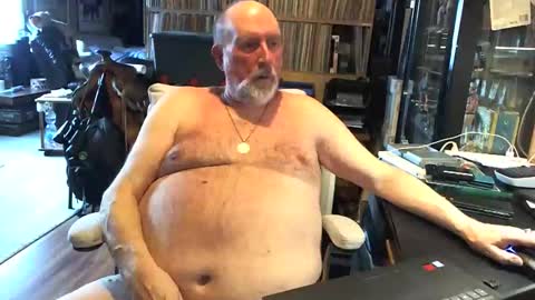 Snapshot of sexyolbear chatting on April 2, 2026, 5:38 am Grizz Lee Bear online show from April 2, 2026, 5:38 am