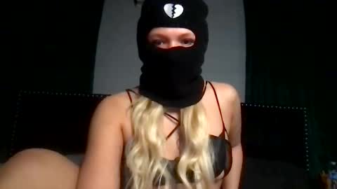 Snapshot of sexyserenaaaa chatting on December 3, 2025, 10:30 pm serena online show from December 3, 2025, 10:30 pm