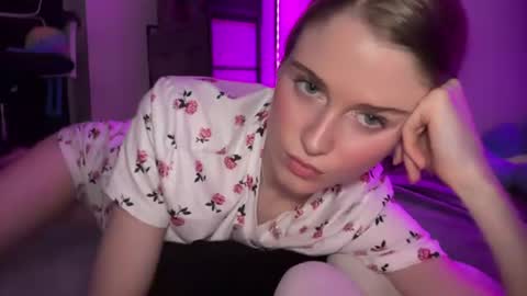 Snapshot of shadebabe chatting on July 18, 2026, 7:01 am shadebabe online show from July 18, 2026, 7:01 am
