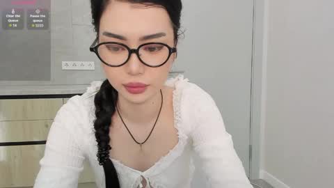 Nia online show from May 18, 2026, 1:35 am