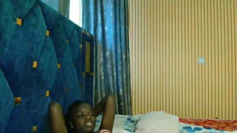 Shaniz online show from November 12, 2025, 4:13 am