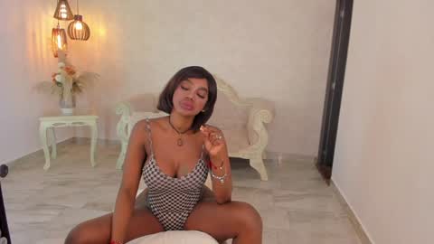 ShantallKnowles online show from January 27, 2025, 12:48 pm