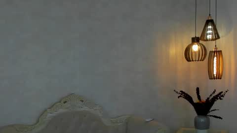 ShantallKnowles online show from February 13, 2025, 1:37 pm