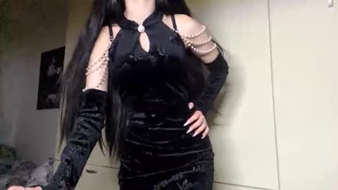 Angie online show from October 29, 2025, 4:31 pm