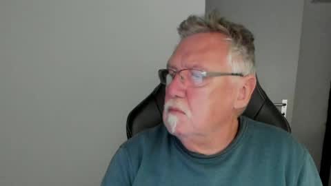 sharlots_pet online show from April 19, 2026, 6:32 pm