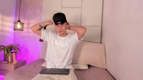 Snapshot of sharon_and_doggy chatting on March 9, 2025, 3:43 am Sharon and Doggy online show from March 9, 2025, 3:43 am