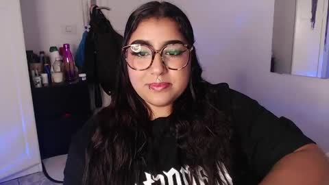 Snapshot of sheeylaroee chatting on May 18, 2026, 4:46 pm Heidy online show from May 18, 2026, 4:46 pm