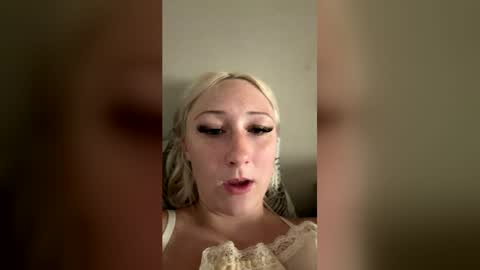Snapshot of shellbell00 chatting on June 1, 2026, 3:25 pm shellbell00 online show from June 1, 2026, 3:25 pm