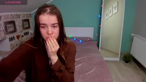 Snapshot of shelyymoon chatting on February 18, 2025, 1:43 am ShelyMoon online show from February 18, 2025, 1:43 am