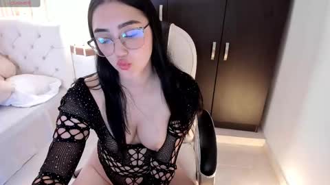 Nahomy online show from September 17, 2025, 5:47 pm