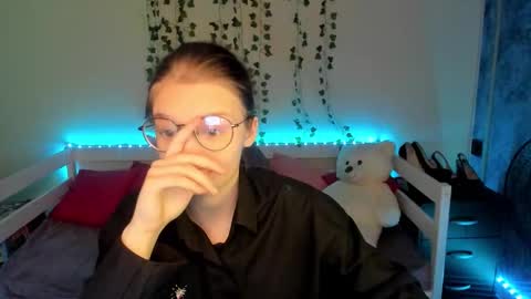 shy_elina01 online show from October 4, 2025, 10:02 am