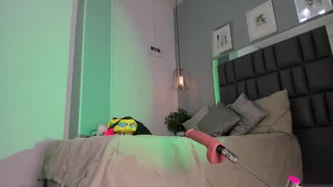 Keira online show from February 25, 2026, 12:04 pm