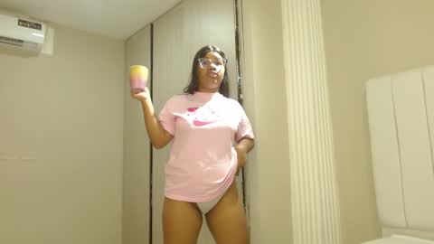 Sienna online show from September 18, 2025, 1:46 pm