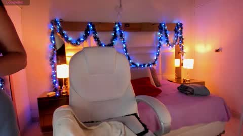 Sienna  online show from November 25, 2025, 11:43 am