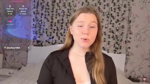 Chloe online show from October 18, 2025, 8:04 am