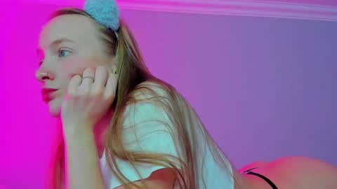 Mila online show from October 8, 2025, 10:02 am